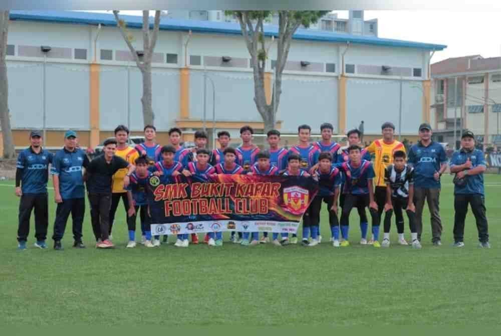 Barisan pengurusan, jurulatih dan pemain SMK Bukit Kapar yang menyahut cabaran Piala Datuk Mokhtar Dahari B-15 2024.