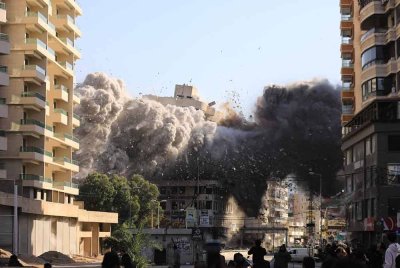 Asap meletus dari bangunan sejurus selepas serangan udara Israel di pinggir selatan Beirut, Lubnan. Foto Xinhua