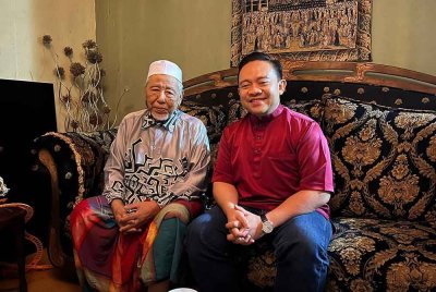 Wan Saiful (kanan) ketika menziarahi Hashim di kediamannya di Perlis pada malam Sabtu.