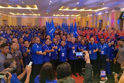 Ahmad Zahid (lima dari kanan) bersama pimpinan BN ketika hadir Konvensyen BN Negeri Perak 2024 di Pusat Konvensyen Casuarina pada Ahad.