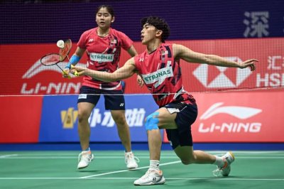 Pang Ron (kanan) dan Su Yin terpaksa akur tewas kepada pasangan tuan rumah dalam aksi final China Masters di Shenzhen pada Sabtu. Foto Agensi
