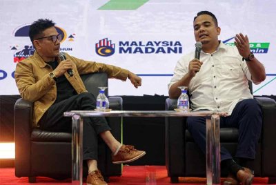 Pengurus Besar Pertubuhan Peladang Kawasan (PPK) Kuala Langat Ahmad Firdaus Abdul Halim (kanan) ketika Program Bual Bicara bertajuk Peranan Pertubuhan Peladang Dalam Keterjaminan Makanan yang dikendalikan pelakon dan pengarah Rosyam Nor sebagai moderator pada Program 2TM dan Konvensyen Nasional Reformasi Perkhidmatan Awam Tahun 2024 di KLCC - Foto: Bernama