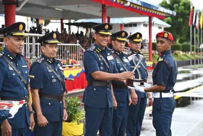 Nor Hisham (tiga, kiri) menyampaikan sijil kepada peserta Latihan Kursus Asas Sijil Kebombaan Siri 1 Tahun 2024 di Akademi Bomba dan Penyelamat Malaysia Wilayah Timur, Wakaf Tapai, Marang.