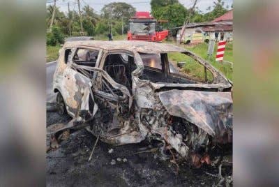 Keadaan MPV yang musnah terbakar di Jalan Latar, Kampung Bukit, Pokok Sena, di Alor Setar, pada Ahad.