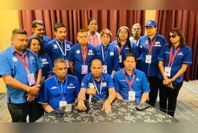 Ramasamy (duduk, tengah) ketika ditemui pemberita sempena Konvensyen BN Negeri Perak 2024 di Pusat Konvensyen Casuarina pada Ahad.