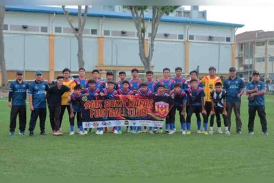 Barisan pengurusan, jurulatih dan pemain SMK Bukit Kapar yang menyahut cabaran Piala Datuk Mokhtar Dahari B-15 2024.