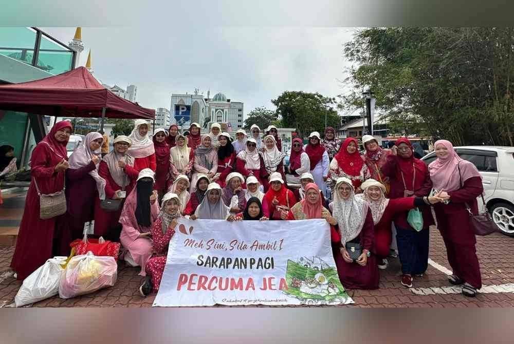 Noordeyana dan kumpulan Projek Jalinan Kasih bergambar beramai-ramai di Taman Kerang.