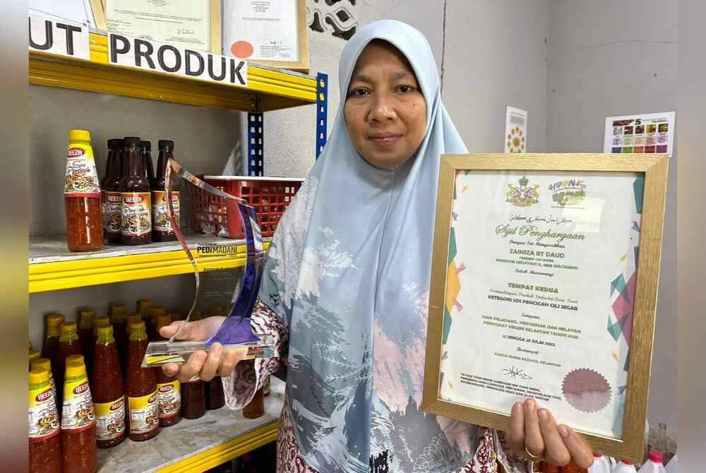Zainiza menunjukkan anugerah dan sijil kemenangan yang diperoleh sepanjang bergelar usahawan.