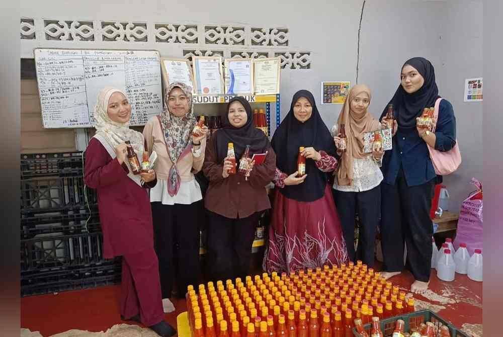 Zainiza turut menerima lawatan orang ramai di bengkelnya.