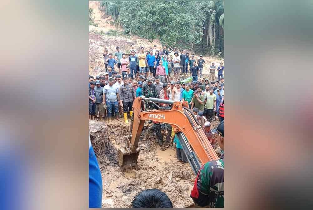 Sebuah jengkaut digunakan di lokasi tanah runtuh di kampung Harang Julu di Kabupaten Padang Lawas, Provinsi Sumatera Utara, Indonesia pada Sabtu. Foto BNPB/Xinhua