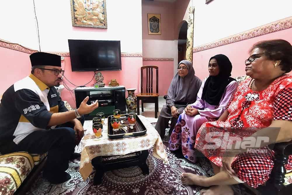 Zulkifli menerangkan kepada Chandra berkenaan tawaran menyambung pengajian Jasmine.