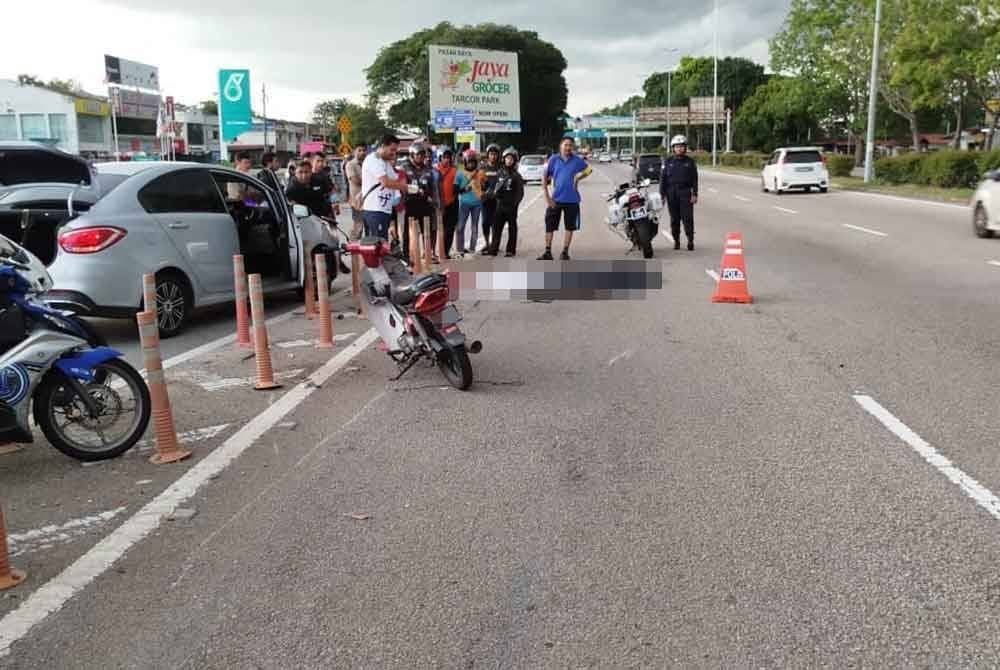 Mangsa terlibat dalam kemalangan di Lebuh AMJ Peringgit Jaya, di sini, lewat petang Ahad.