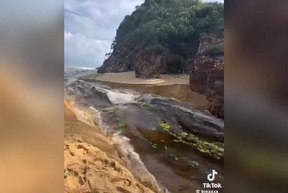 Air bertakung mengalir deras ke kawasan pantai setelah laluannya siap dibuka.