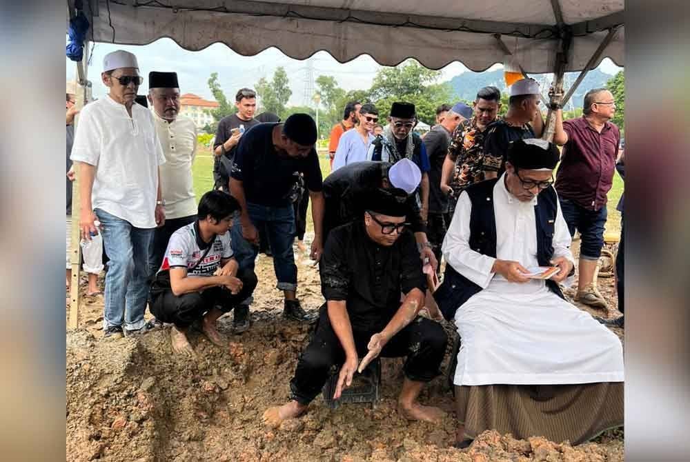 Jamal Abdillah antara yang hadir memberi penghormatan terakhir buat Allahyarham Ahmad Nawab.