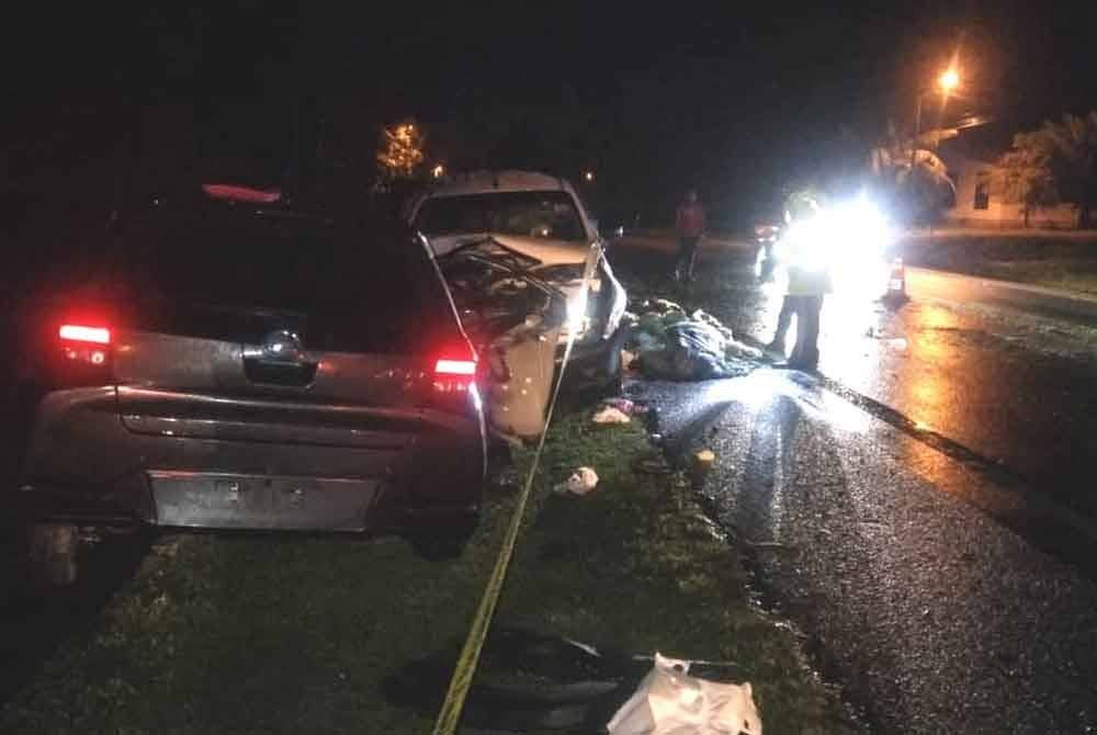 Keadaan di lokasi kemalangan yang mengorbankan tiga sekeluarga di KM 53, Jalan Persekutuan Kuala Terengganu-Kota Bharu dekat Kampung Sungai Lereka, di Setiu awal pagi Isnin.