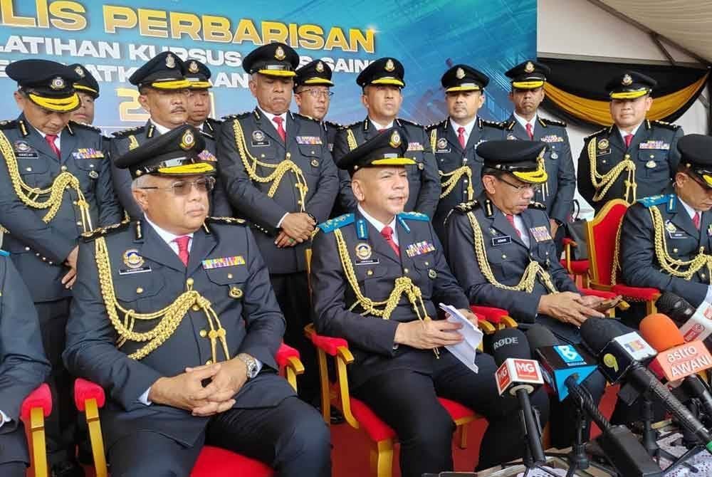 Armizan depan, (dua, kiri) ketika sidang akhbar selepas merasmikan Majlis Perbarisan Tamat Latihan Kursus Asas Sains Penguatkuasaan 2024 di Kem Permata Alor Gajah, di Alor Gajah, pada Isnin.