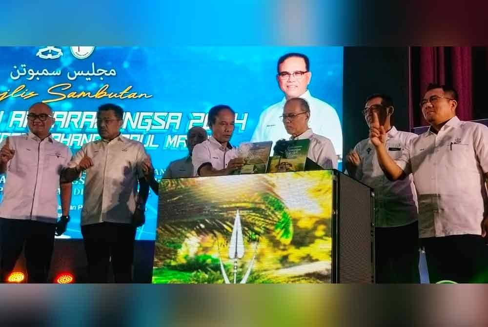 Wan Rosdy (tiga dari kanan) dan Zainuddin (empat dari kanan) menyempurnakan Pelancaran Buku Program Buyback Guarantee Tapak Semaian Orang Asli Tasik Chini dan Cameron Highlands.