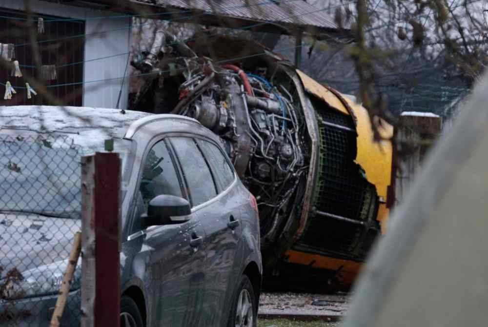 Serpihan pesawat kargo di halaman sebuah rumah selepas terhempas berhampiran Lapangan Terbang Antarabangsa Vilnius di Vilnius. Foto AFP