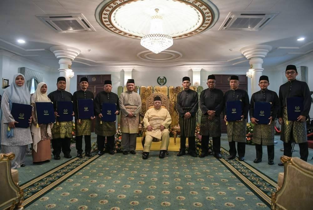 Tuanku Syed Sirajuddin berkenan bergambar bersama barisan Exco selepas Istiadat Pelantikan dan Mengangkat Sumpah Jawatan Exco Perlis di Istana Arau pada Isnin. Foto Bernama