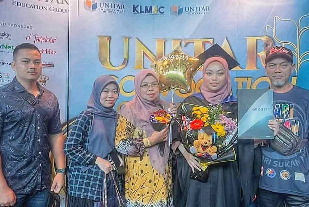 Antara rakaman gambar terakhir ketika Maimunah (tengah), Nur Ardiena (dua dari kiri) dan Kamarudin (kanan) menghadiri majlis konvokesyen Nur Azwa Shamimi (dua dari kanan) di Pusat Konvensyen Antarabangsa Putrajaya (PICC) pada Ahad lalu.