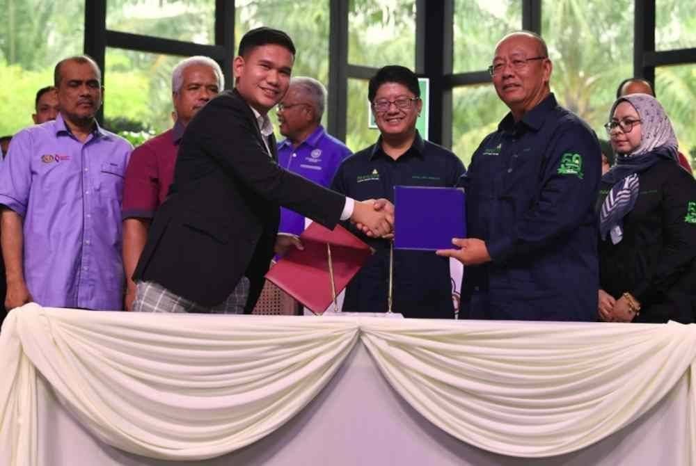 Ewon (tengah) menyaksikan pertukaran dokumen jalinan kerjasama antara Ladang MOCCIS Sdn Bhd yang diwakili Ahmad Sobri (kanan) bersama Pengasas Medifa Care Group Sdn Bhd, Shahrul Faisal Zam (kiri) pada Majlis Sambutan Jubli Emas 50 Tahun Ladang MOCCIS Sdn Bhd dan Perasmian De 1 MOCCIS Banquet Hall di De MOCCIS Lake Resort, di sini pada Isnin.