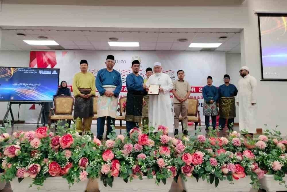 Yahya ( tiga dari kiri) pada Seminar Pendidikan Fatwa Negeri Johor, Cabaran Ancaman Akidah Ahli Sunnah Wal Jamaah di UTHM, Batu Pahat.