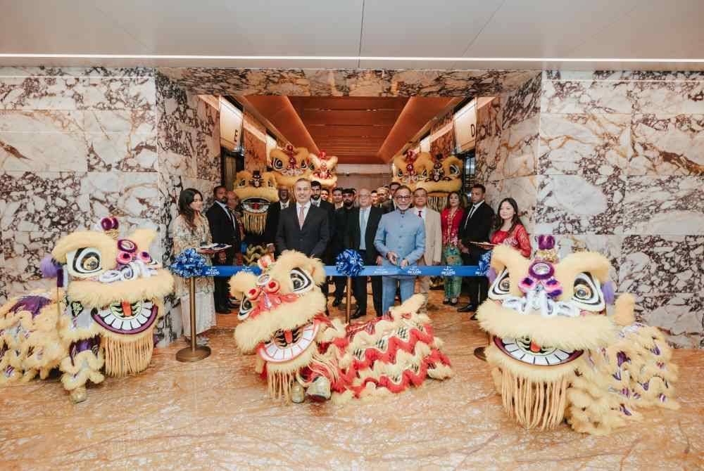 Acara pemotongan riben sempena perasmian pembukaan BZI (M) Bhd.