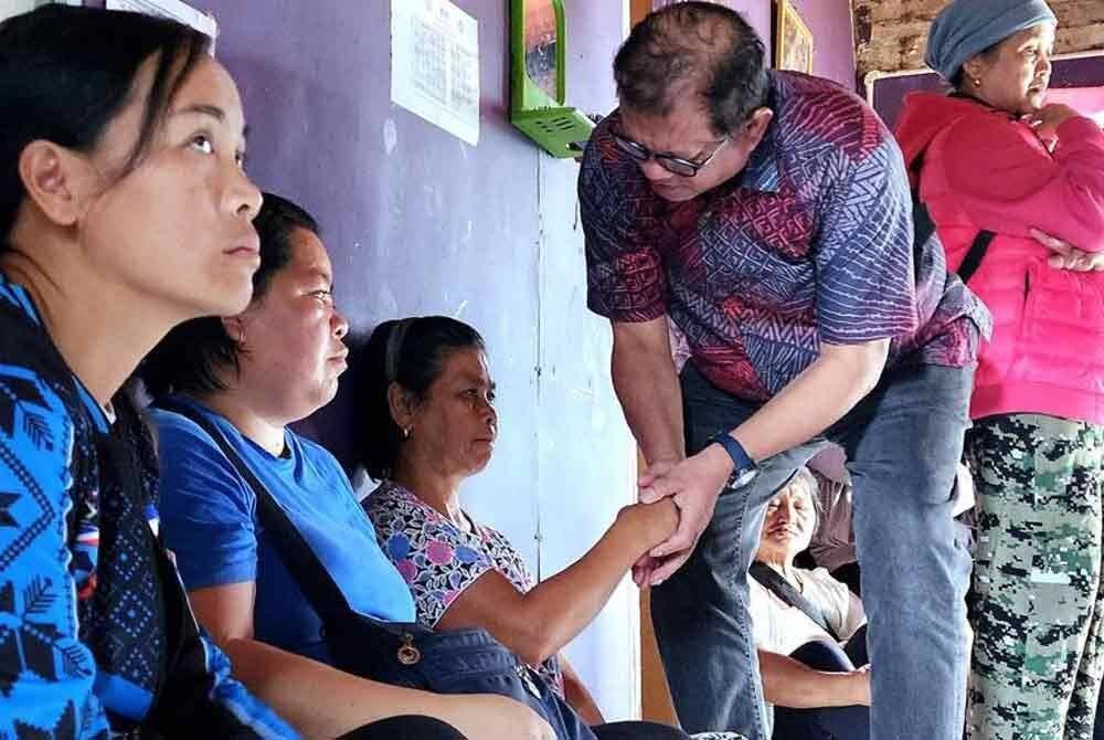 Joniston melawat ahli keluarga dua kanak-kanak yang lemas di sebuah kolam di Kampung Rungus Nahaba, Tamparuli, Tuaran.