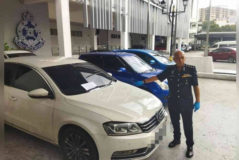 Ahmad Sukarno menunjukkan kenderaan yang dirampas.