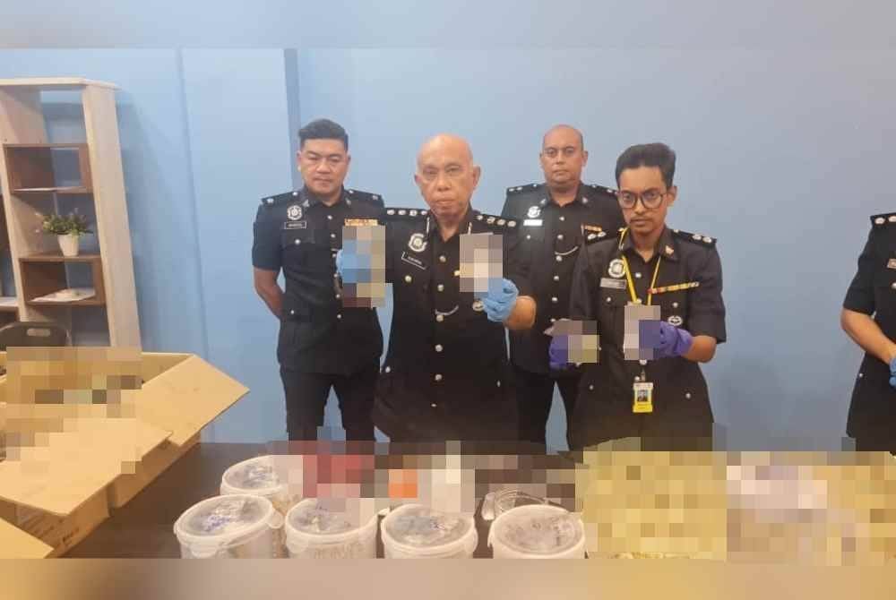 Ahmad Sukarno (dua kiri) menunjukkan dadah yang dirampas.