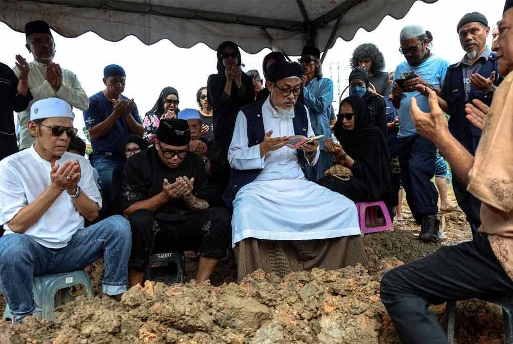 Allahyarham Tan Sri Dr Ahmad Nawab selamat dikebumikan di tanah perkuburan Raudhatul Sakinah, Taman Selasih pada Isnin.