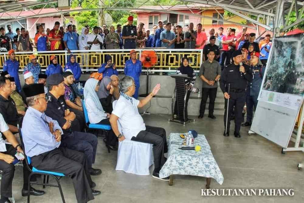 Al-Sultan Abdullah mendengar taklimat pencarian mangsa. Foto ihsan FB Kesultanan Pahang