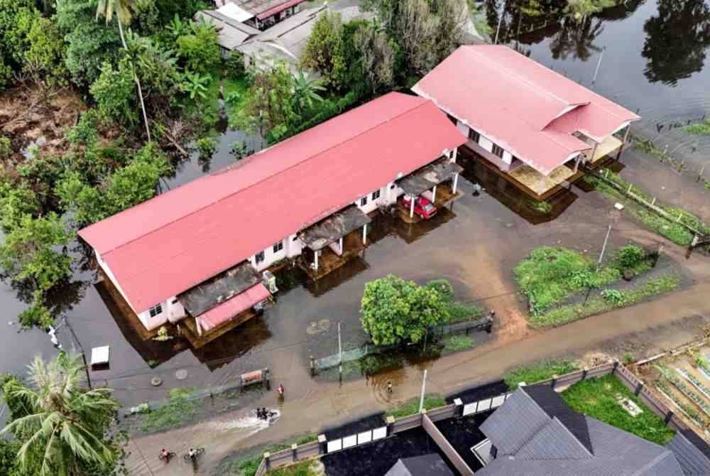 Keadaan rumah penduduk di Kampung Rawai di sini yang masih digenangi banjir termenung ketika tinjauan fotoBernama hari ini. Foto Bernama