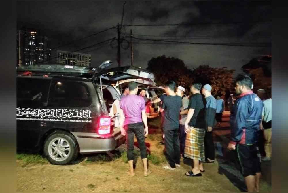 Jenazah tiga beranak mangsa kemalangan tiba di Tanah Perkuburan Islam Kampung Kubor Maras.