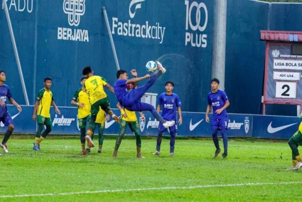 Aksi menarik perlawanan suku akhir Liga Piala Menteri Pendidikan Malaysia B14 2024.