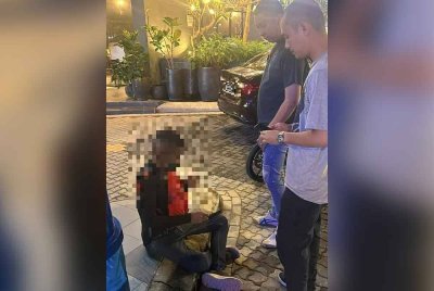 Salah seorang lelaki yang ditahan polis dalam operasi berkenaan. Foto IPD Johor Bahru Selatan