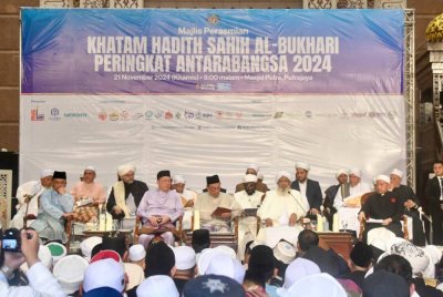 MAJLIS Sama' Hadis Kitab Sahih Al-Bukhari Peringkat Antarabangsa 2024 disempurnakan Perdana Menteri, Datuk Seri Anwar Ibrahim pada 21 November lalu. Foto Jakim