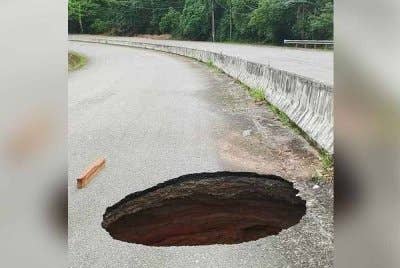 Lubang sedalam enam meter yang berlaku di Jalan Lojing-Gua Musang di Kampung Jekjok, Pos Brooke. Foto media sosial