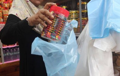 Kerajaan Selangor bercadang menguatkuasakan larangan penggunaan beg plastik pada Jumaat hingga Ahad pada tahun hadapan. Gambar hiasan
