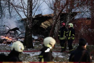 Anggota penyelamat Lithuania di lokasi pesawat kargo terhempas berhampiran Lapangan Terbang Antarabangsa Vilnius di Vilnius pada Isnin. Foto AFP