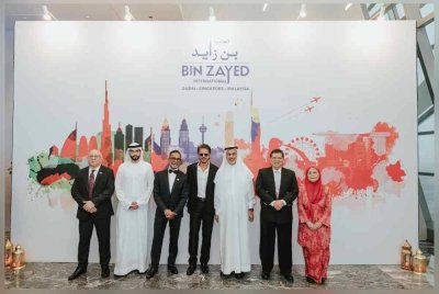 Johari (dua dari kanan) bergambar bersama Sheikh Khaled Zayed Saquer Zayed Al Nahyan dan Shah Rukh Khan di Majlis pembukaan BZI (M) Bhd.