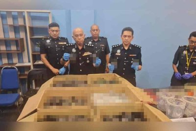 Ahmad Sukarno (dua kiri) menunjukkan dadah yang dirampas.