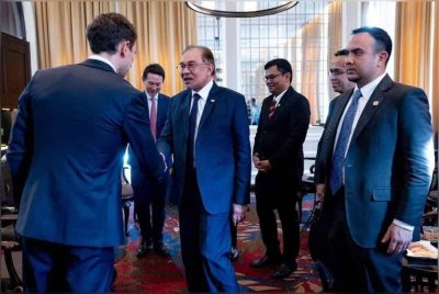 Ahmad Farhan (kanan) mengiringi Anwar (tengah) dalam pertemuan bersama Ketua Pegawai Eksekutif TikTok, Shou Zi Chew di Peru baru-baru ini. Foto Facebook Farhan Fauzi.