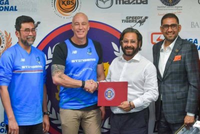 Subahan (empat dari kanan) menyerahkan sijil kepada Jason (tiga dari kiri) pada majlis persefahaman di Bukit Jalil pada Isnin.