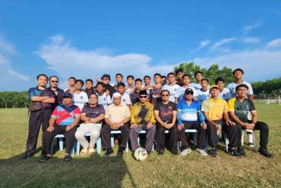 Barisan pengurusan, jurulatih dan pemain SAMT SSAAS menyahut cabaran Piala Datuk Mokhtar Dahari B-15 2024.