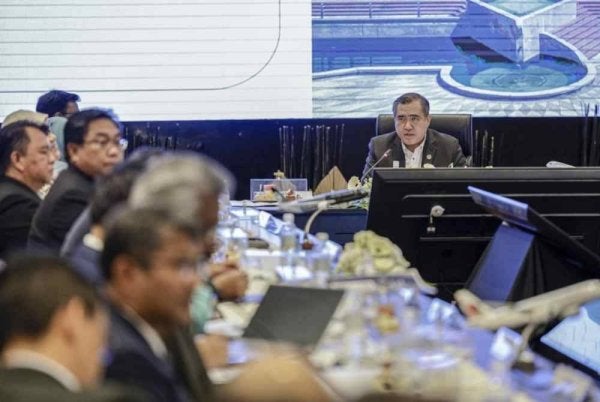 Anthony Loke (kanan) ketika mempengerusikan Mesyuarat Pasukan Logistik Kebangsaan (NLTF) Bilangan 2 Tahun 2024, hari ini. - Foto: Bernama