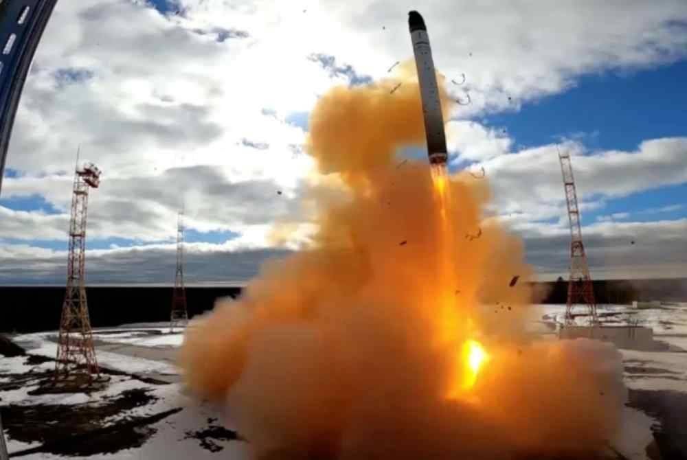 roket belakang gambar putin.