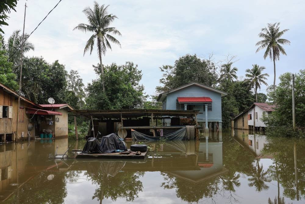 Keadaan beberapa rumah di Kampung Tersang dinaiki air ekoran hujan lebat sejak beberapa hari lalu ketika tinjauan pada Isnin. Foto Bernama