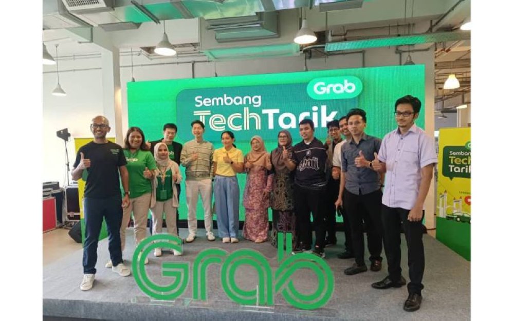 Rashid (kiri)  bersama Rakan Grab pada sesi pertama TechTarik yang dianjurkan Grab Malaysia di Terengganu Digital 1303.