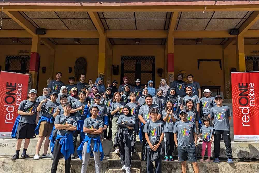 redONE Mobile bekerjasama dengan Kampung Budaya Mah Meri (MMCV) mengukuhkan usaha menjaga alam sekitar dan membersihkan pantai serta melakukan penanaman bakau di Pulau Carey, Selangor.